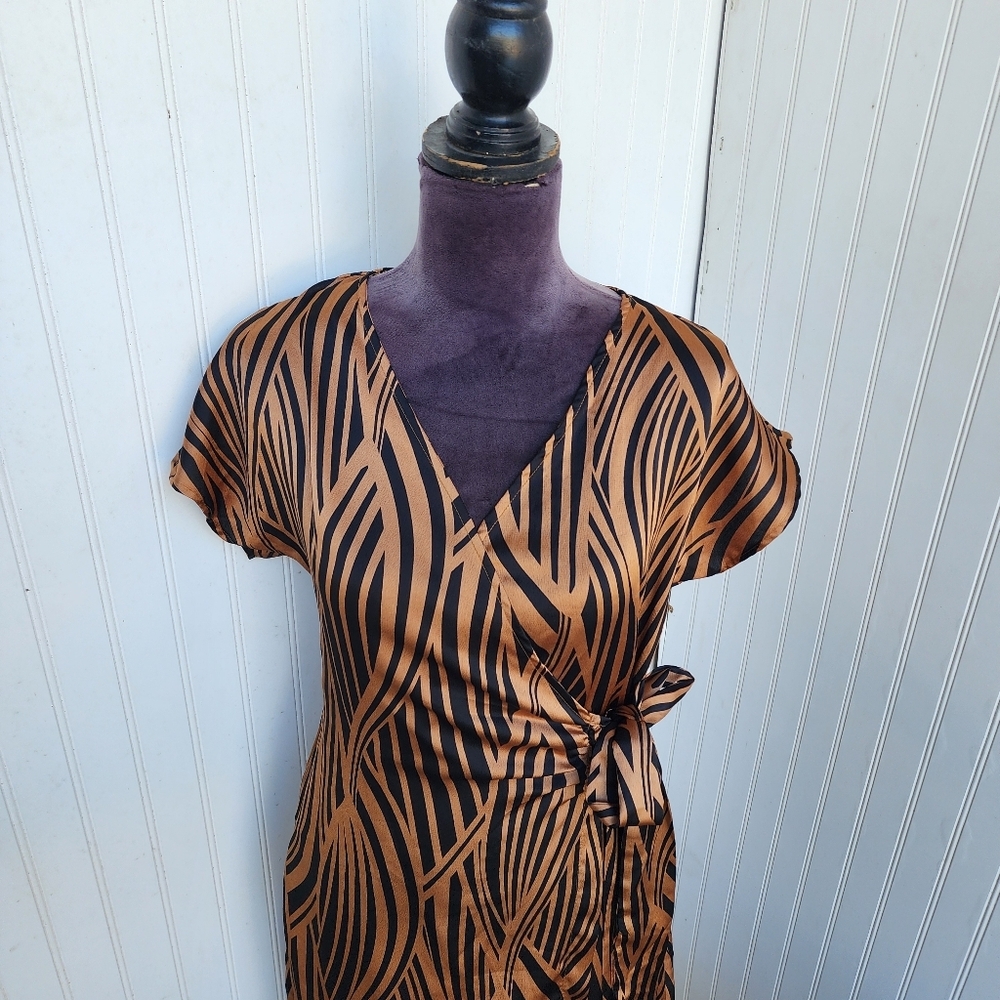 Joie De Vivre Womens Wrap Satin Dress Geo Print Tan Black Short Sleeve Sz M - Picture 2 of 15